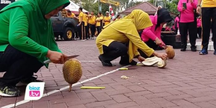 Polres Trenggalek menggelar lomba belah durian unik untuk memeriahkan HUT ke-80 Bhayangkara.