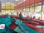 Musim Ikan Tiba, Gelombang 2,5 Meter dan Angin Kencang Bikin Nelayan Prigi Gigit Jari Nelayan Pantai Prigi Trenggalek gagal memanfaatkan musim ikan karena gelombang setinggi 2,5 meter dan angin kencang.