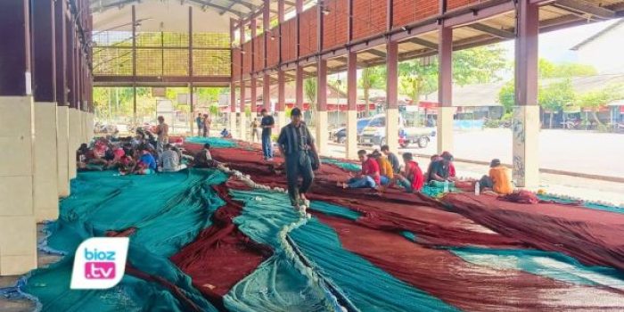 Nelayan Pantai Prigi Trenggalek gagal memanfaatkan musim ikan karena gelombang setinggi 2,5 meter dan angin kencang.