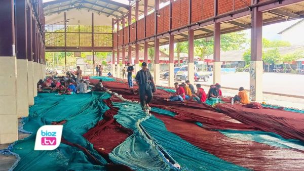 Nelayan Pantai Prigi Trenggalek gagal memanfaatkan musim ikan karena gelombang setinggi 2,5 meter dan angin kencang.