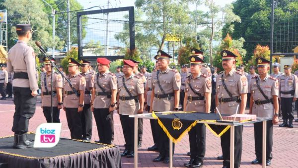 Lima perwira baru siap memperkuat pengamanan Hari Bhayangkara dan tradisi Suroan.