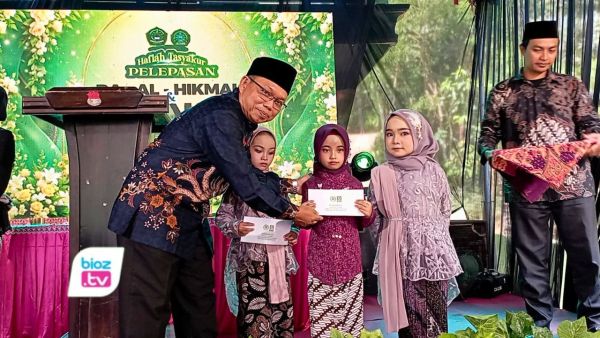 Murkam ST, membakar semangat puluhan siswa RA Al-Hikmah dan MI Pakel Watulimo yang resmi lulus tahun ini