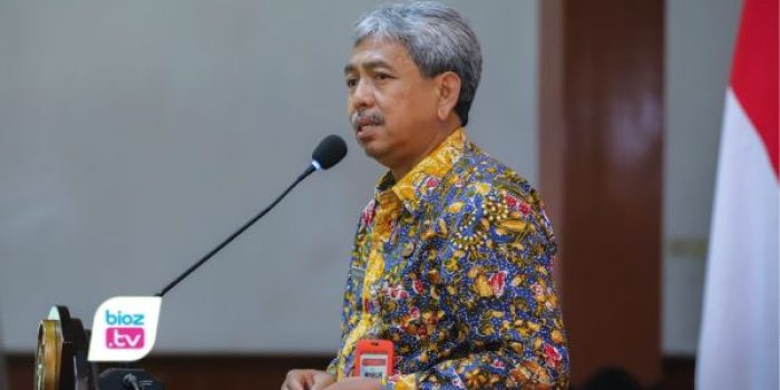 Sekda Trenggalek Edy Soepriyanto resmi menerima SK pensiun setelah mengabdi lebih dari 40 tahun