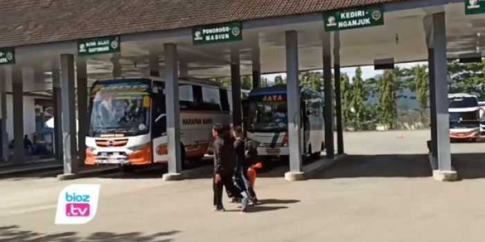 Terminal Surodakan Trenggalek menegaskan tarif bus resmi tidak naik. Namun, sejumlah penumpang mengaku membayar Rp10 ribu.