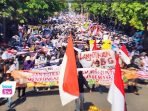 Tiga Ribuan Massa Geruduk DPRD Trenggalek, Desak Program MBG Tetap Berjalan Lebih dari 3.000 warga Trenggalek menggelar aksi damai untuk mendesak keberlanjutan Program MBG