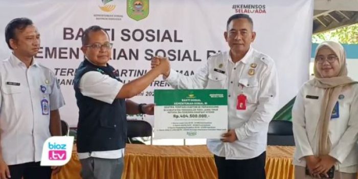 Kolaborasi Dinsos PPPA Trenggalek dan Sentra Terpadu Kartini Temanggung menyalurkan bantuan Rp404,5 juta kepada 164 warga rentan