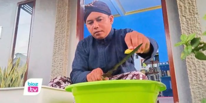 MB Dwijaharmaji juga merawat manuskrip kuno dengan teknik khusus sebagai upaya melestarikan warisan sejarah dan budaya