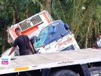 Evakuasi Truk Ikan Masuk Jurang di Watulimo Butuh 5 Jam, Jalan Prigi-Bandung Sempat Buka Tutup Tim gabungan membutuhkan waktu hingga lima jam untuk mengevakuasi truk pengangkut ikan yang masuk jurang