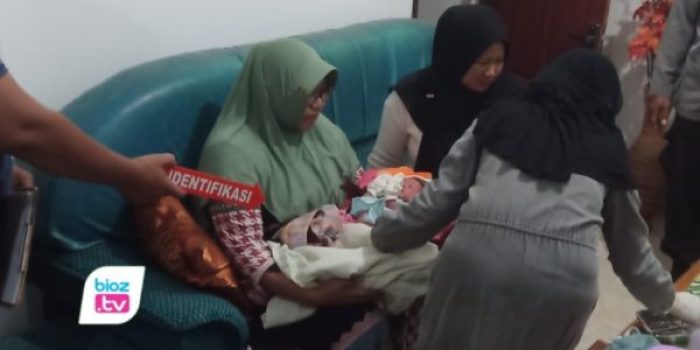 Warga Desa Banaran, Kecamatan Tugu, Trenggalek, gempar menemukan bayi laki-laki di teras rumah