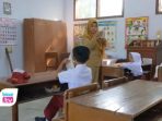 Krisis Murid SD Negeri di Trenggalek, PGRI Sebut Bukan Sekadar Persaingan Sekolah dan Demografi PGRI Trenggalek menilai krisis demografi, menjamurnya sekolah baru, dan tumpang tindih regulasi menjadi pemicu berkurangnya murid SD negeri.
