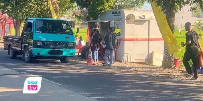 Satpol PP Trenggalek menyisir lapak PKL di bahu Jalan Brigjen Soetran