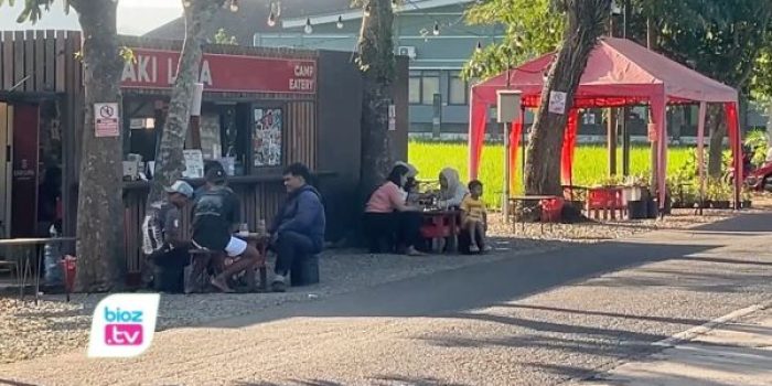 Satpol PP Trenggalek memastikan akan menertibkan pedagang di bahu Jalan Brigjen Soetran.