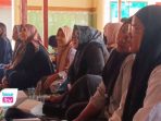 Tak Lagi Jualan Biasa, Emak emak UMKM Trenggalek Belajar Digital Marketing hingga Bikin Konten FYP Puluhan emak-emak pelaku UMKM di Desa Karanganom, Trenggalek, mengikuti pelatihan digital marketing.