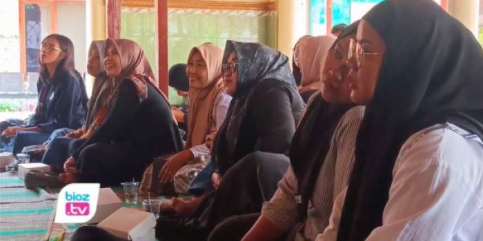 Puluhan emak-emak pelaku UMKM di Desa Karanganom, Trenggalek, mengikuti pelatihan digital marketing.