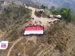 Bendera Merah Putih raksasa berkibar di Bukit Tunggangan Trenggalek saat HUT ke-81 RI.