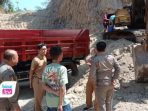Diduga Tak Berizin, Satpol-PP Trenggalek Tutup Tambang Galian C di Wonorejo Gandusari Satpol PP Trenggalek membongkar hasil sidak tambang galian C di Gandusari yang belum berizin.