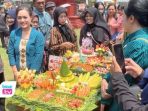 Pemkab Trenggalek mengangkat gunungan sayuran dan tumpeng kecil sebagai simbol petani