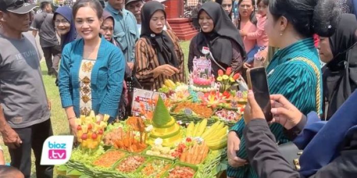 Pemkab Trenggalek mengangkat gunungan sayuran dan tumpeng kecil sebagai simbol petani