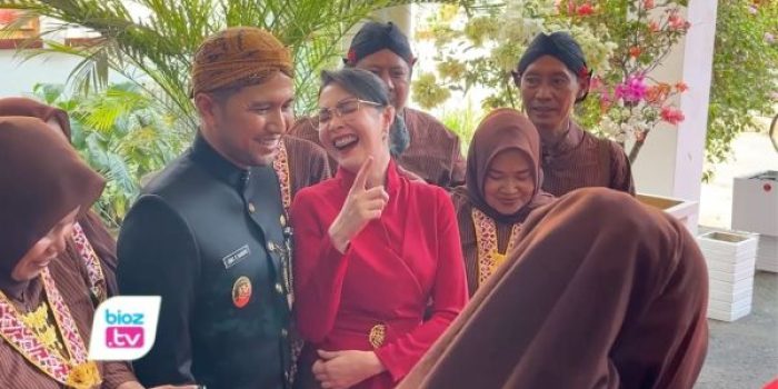 Mantan Bupati Trenggalek Emil Dardak menghadiri puncak Hari Jadi ke-832 Trenggalek bersama Arumi Bachsin.