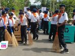 Karnaval HUT ke-81 RI di Pule SDN 2 Puyung Pilih Pungut Sampah, Ubah Rute Pawai Jadi Ruang Edukasi SD Negeri 2 Puyung menerjunkan Pasukan Semut dalam Pawai HUT RI ke-81 Kecamatan Pule untuk memungut dan memilah sampah di sepanjang rute
