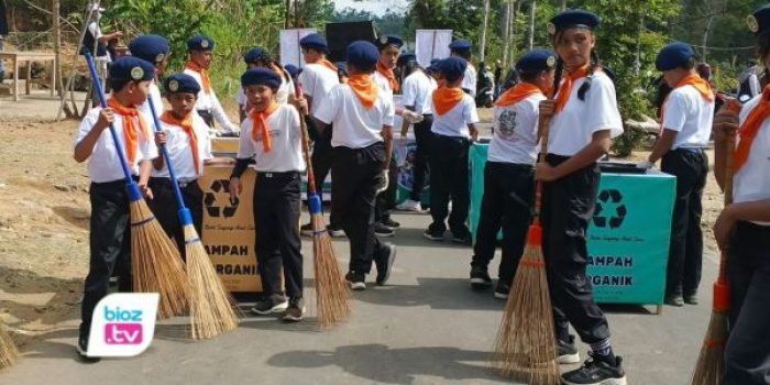 SD Negeri 2 Puyung menerjunkan Pasukan Semut dalam Pawai HUT RI ke-81 Kecamatan Pule untuk memungut dan memilah sampah di sepanjang rute