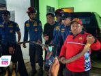 Seekor king cobra sepanjang 3,5 meter menyusup ke garasi warga di Sawahan, Watulimo