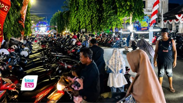 Maraknya juru parkir saat event Agustus di Trenggalek memicu persoalan bahu jalan.