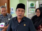 Doding Rahmadi menjenguk siswa SDI Luqman Al Hakim yang menjalani perawatan di RSUD dr. Soedomo usai mengalami muntah dan diare setelah menyantap MBG.