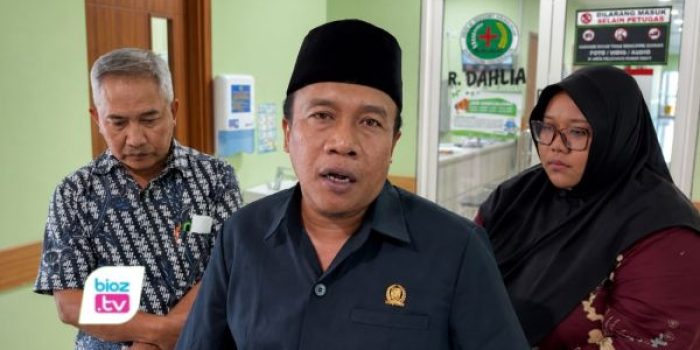 Doding Rahmadi menjenguk siswa SDI Luqman Al Hakim yang menjalani perawatan di RSUD dr. Soedomo usai mengalami muntah dan diare setelah menyantap MBG.