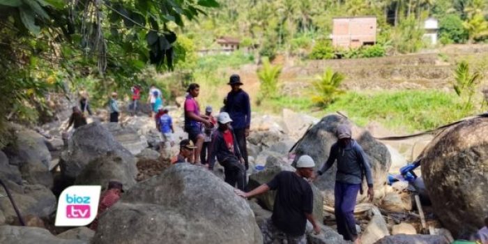 Petani Desa Craken, Munjungan, Trenggalek, patungan memperbaiki cek dam irigasi yang rusak puluhan tahun
