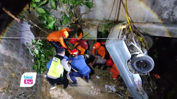 Mobil pikap pengangkut rak Koperasi Desa Merah Putih terjun ke sungai sedalam 7 meter di Sukorame Trenggalek.