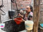 Warga mengandalkan air tangki BPBD untuk memenuhi kebutuhan mandi dan mencuci.