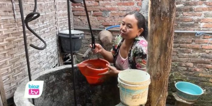 Warga mengandalkan air tangki BPBD untuk memenuhi kebutuhan mandi dan mencuci.