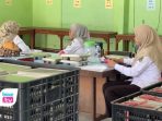 Sejumlah murid menyoroti bumbu kacang yang terasa asam dan tidak segar.