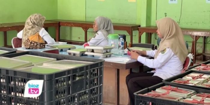 Sejumlah murid menyoroti bumbu kacang yang terasa asam dan tidak segar.