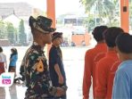 Taruna Akmil dan AAL Turun Tangan Gembleng MPLS Siswa Baru Sekolah Rakyat Trenggalek Taruna Akmil dan AAL menggembleng siswa Sekolah Rakyat Terintegrasi 1 Trenggalek selama MPLS.