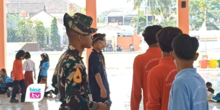 Taruna Akmil dan AAL menggembleng siswa Sekolah Rakyat Terintegrasi 1 Trenggalek selama MPLS.