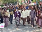 Pimpinan daerah berjalan tanpa alas kaki, petani memboyong hasil panen, sekaligus memanjatkan doa