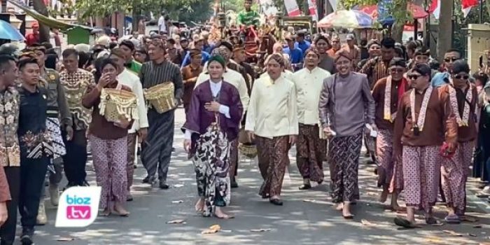Pimpinan daerah berjalan tanpa alas kaki, petani memboyong hasil panen, sekaligus memanjatkan doa