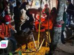Tertimbun Saat Gali Sumur, 2 Warga Panggul Trenggalek Tewas, Tim SAR Evakuasi Hingga 9 Jam Dua penggali sumur di Desa Besuki, Panggul, Trenggalek tewas tertimbun longsor saat bekerja di kedalaman 20 meter