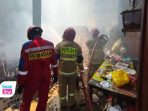 Diduga akibat tungku kayu yang belum sepenuhnya padam, dapur rumah warga di Desa Ngadirenggo, Kecamatan Pogalan, Trenggalek terbakar.
