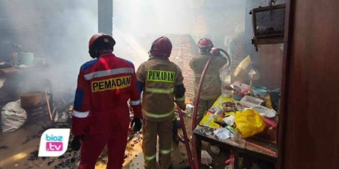 Diduga akibat tungku kayu yang belum sepenuhnya padam, dapur rumah warga di Desa Ngadirenggo, Kecamatan Pogalan, Trenggalek terbakar.