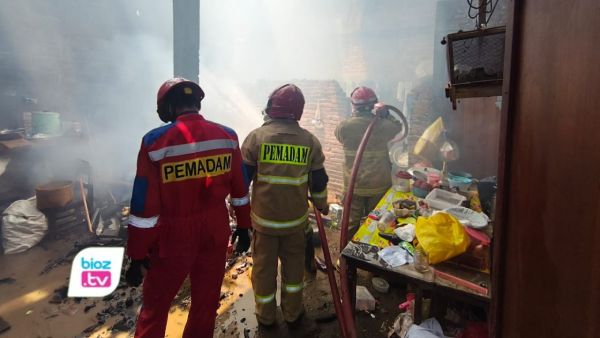 Diduga akibat tungku kayu yang belum sepenuhnya padam, dapur rumah warga di Desa Ngadirenggo, Kecamatan Pogalan, Trenggalek terbakar.