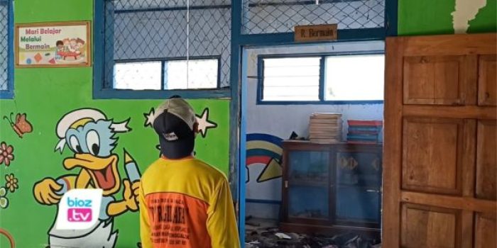 Dua gudang di kompleks TK Dharma Wanita 1 Jatiprahu, Trenggalek, terbakar setelah