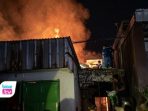 Rumah warga di Desa Munjungan, Trenggalek terbakar akibat korsleting listrik. Kerugian ditaksir lebih dari Rp1,5 miliar