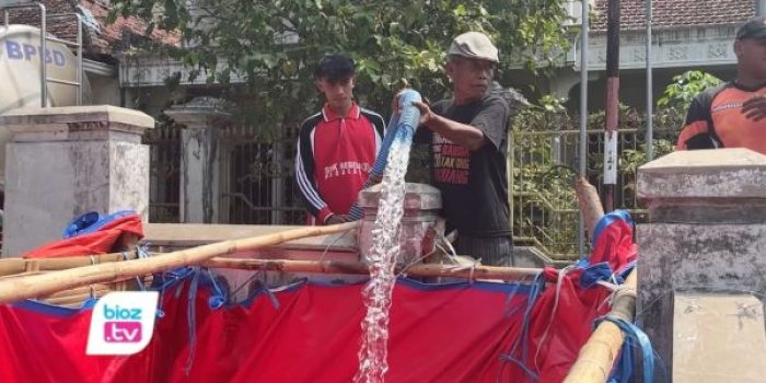 Kekeringan melanda 51 desa di 12 kecamatan Trenggalek. BPBD menyalurkan 2,47 juta liter air dan menambah sarana penampungan.