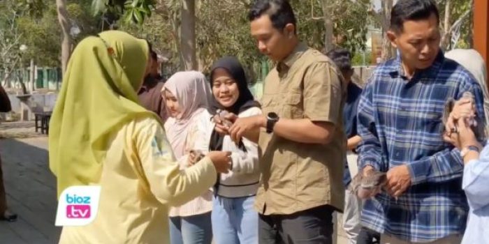 Desa Sambirejo Trenggalek mewajibkan calon pengantin melepas sepasang burung ke alam bebas.