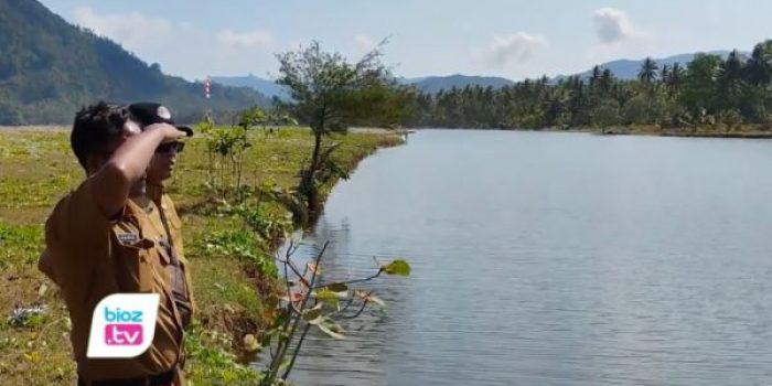 DLH Trenggalek mendalami dugaan pencemaran Sungai Ngemplak di Watulimo. Petugas menemukan banyak sampah rumah tangga,