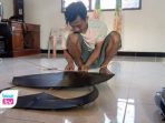 Afrizal Rian Khoirul Manna sukses mengubah hobi membuat layangan menjadi usaha rumahan