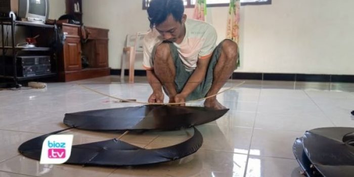 Dari Hobi Masa Kecil, Afrizal Rian Ubah Bilah Bambu Jadi Layangan Beromzet Jutaan di Trenggalek Afrizal Rian Khoirul Manna sukses mengubah hobi membuat layangan menjadi usaha rumahan